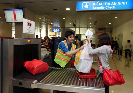 Hỗ trợ giải tỏa hành khách tại sân bay Tân Sơn Nhất ảnh 4